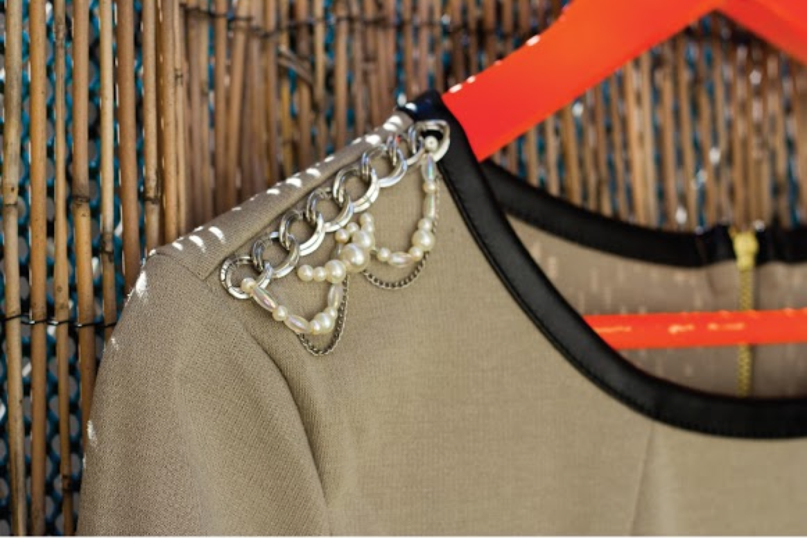 DIY brodé des épaulettes bijoux sur une robe