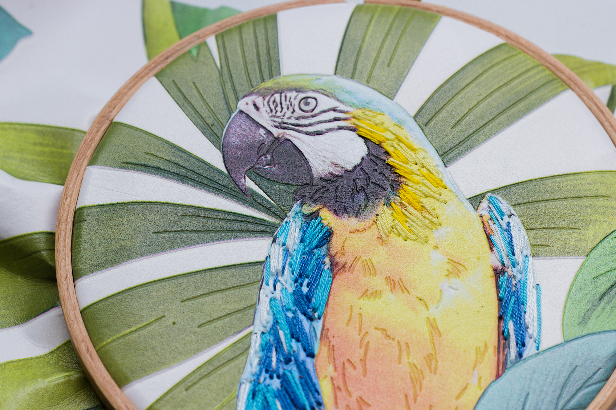 DIY broder un perroquet sur du papier peint